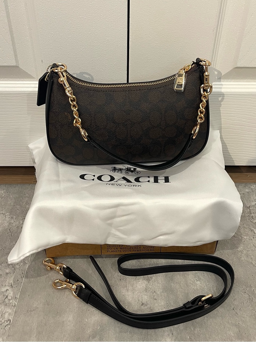 Coach Signature Canvas Black Gold Shoulder Crossbody Bag BNWT - Picture 2 of 6